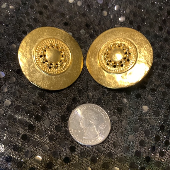 Vintage Oversized Goldtone Clip On Earrings Hammered Metal NOS - Picture 3 of 3